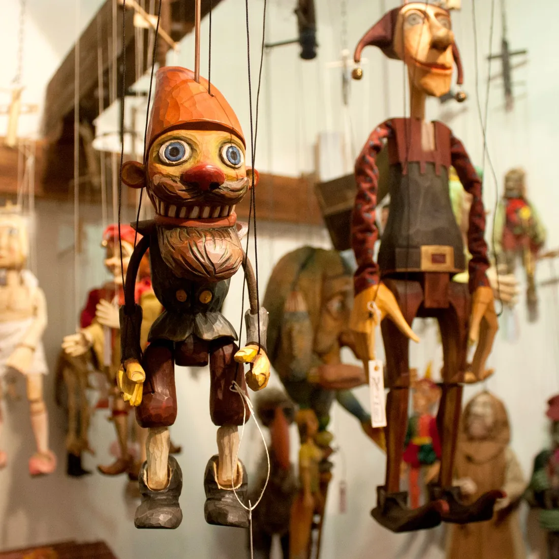 Marionetas de madera colgadas de sus hilos, con las articulaciones y los mandos a la vista